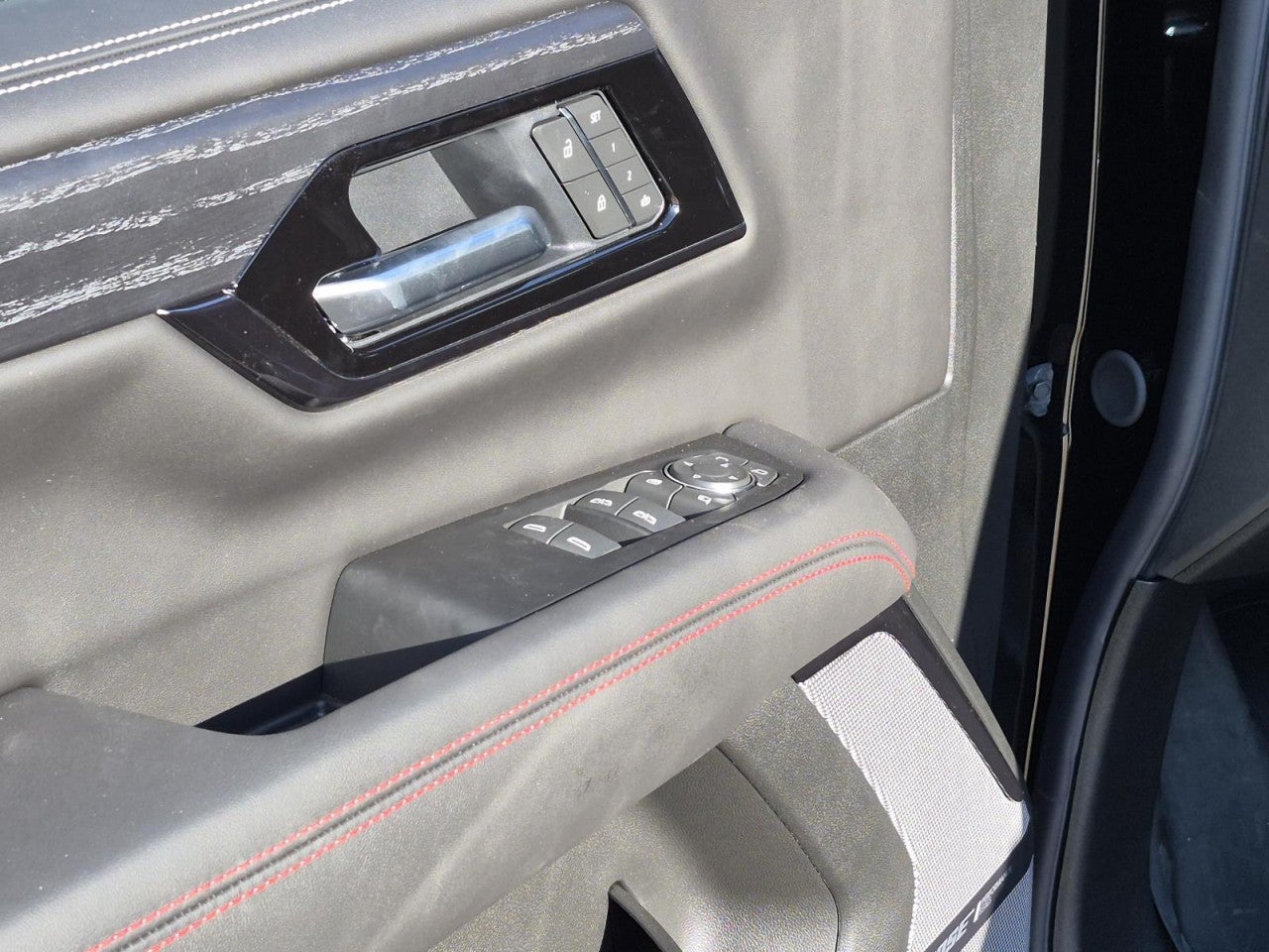 2026 GMC Yukon AT4 Ultimate - Photo 10