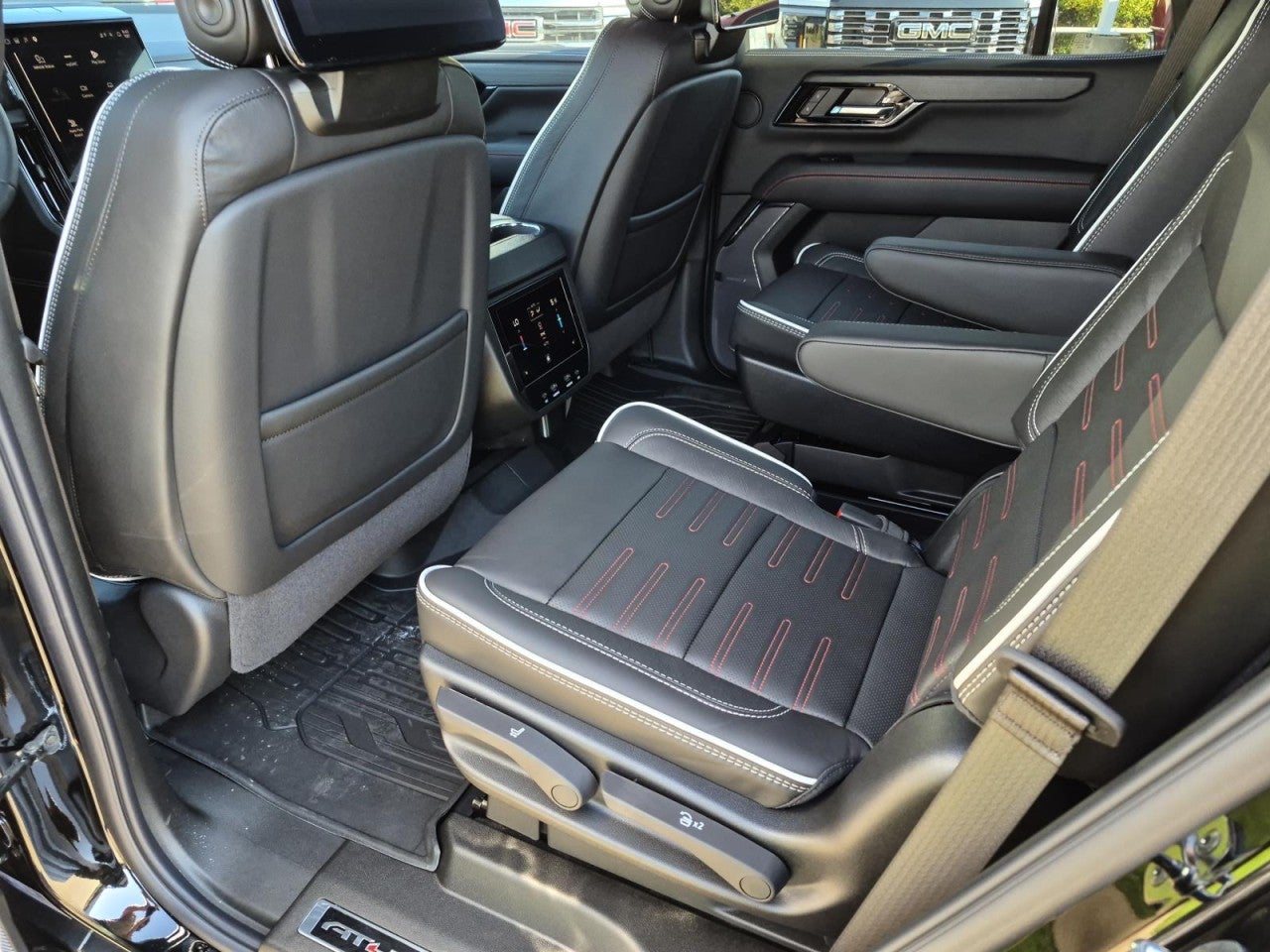 2026 GMC Yukon AT4 Ultimate - Photo 11