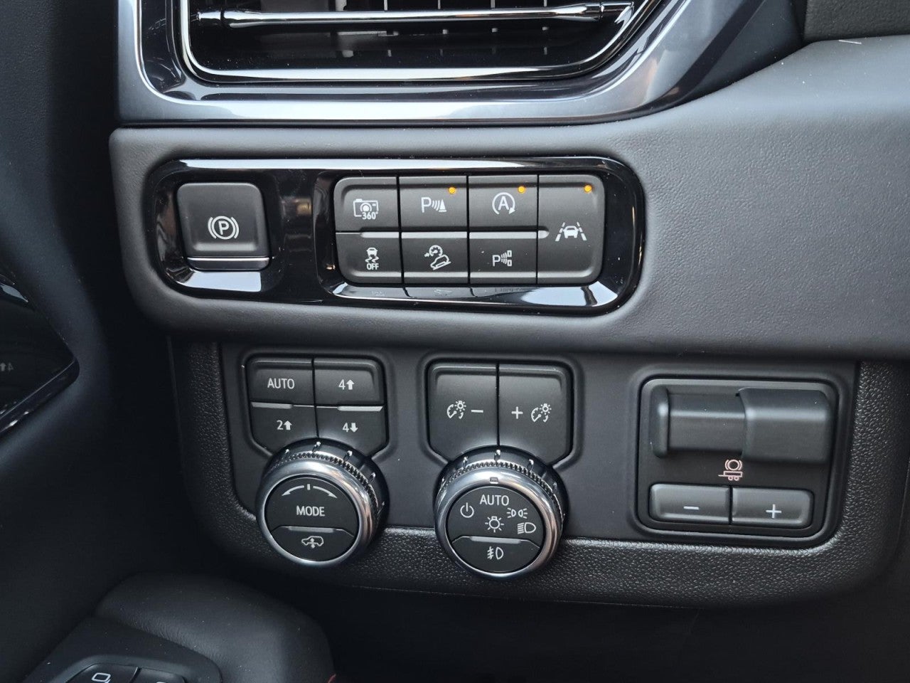 2026 GMC Yukon AT4 Ultimate - Photo 17