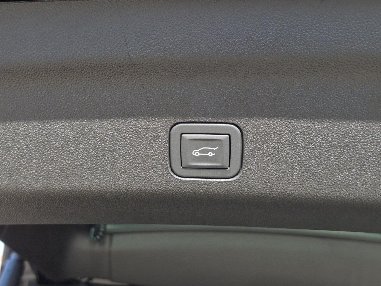 2026 GMC Yukon AT4 Ultimate - Photo 8