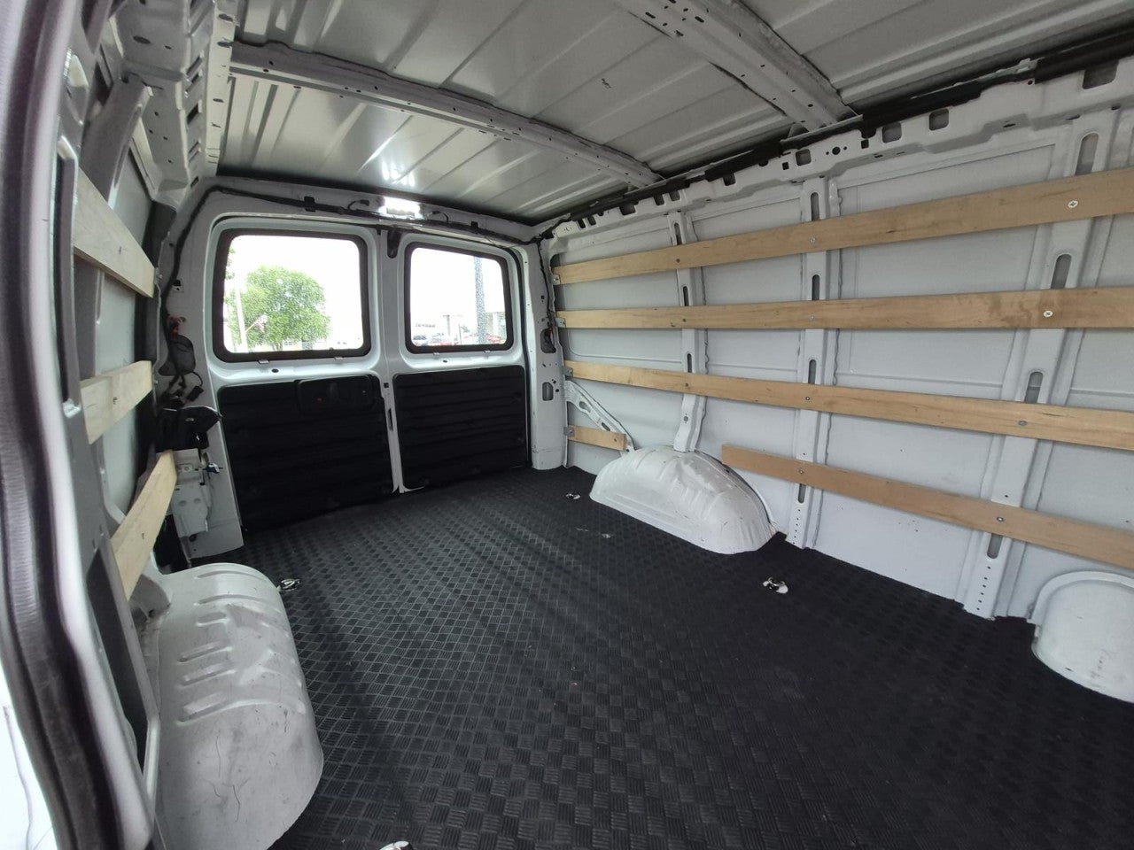 2024 GMC Savana Cargo Work Van - Photo 10