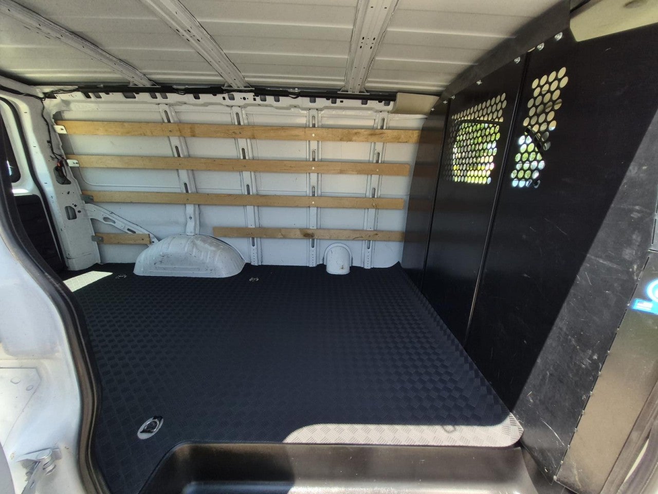 2024 GMC Savana Cargo Work Van - Photo 9