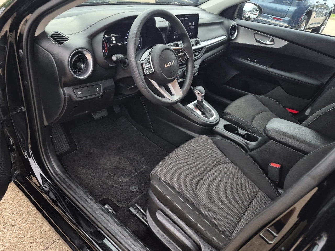 2023 Kia Forte LXS - Photo 10