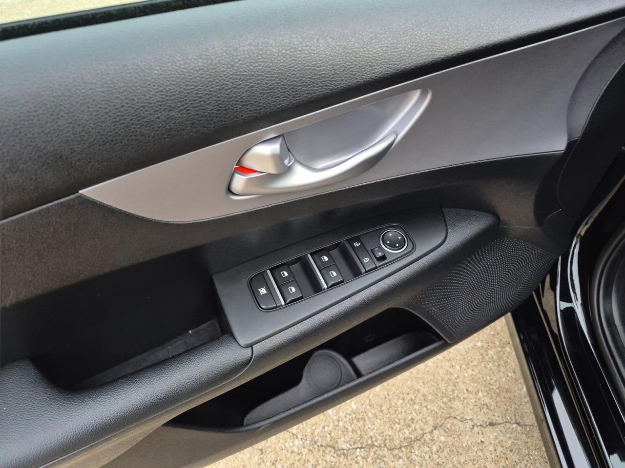 2023 Kia Forte LXS - Photo 11