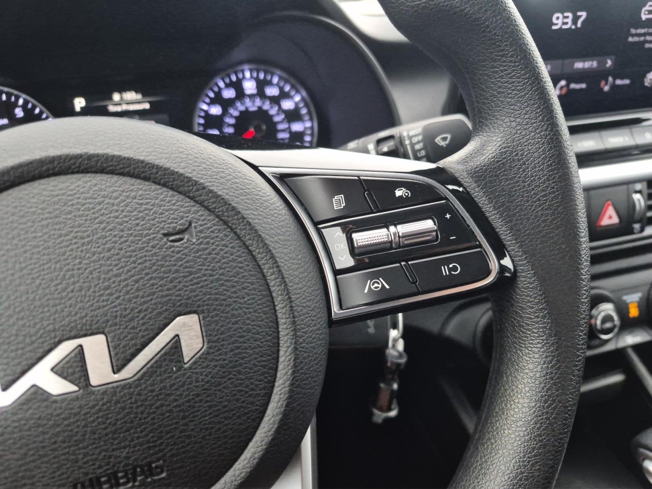 2023 Kia Forte LXS - Photo 18