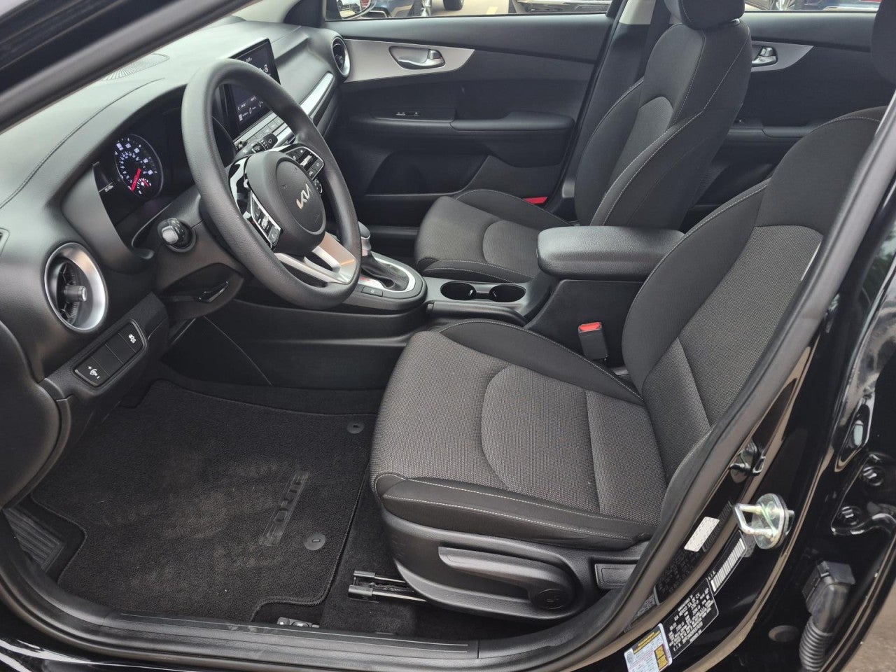 2023 Kia Forte LXS - Photo 9